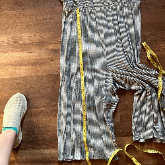 Striped Cropped Jumpsuit with Puff Sleeves - Picture 11 of 12